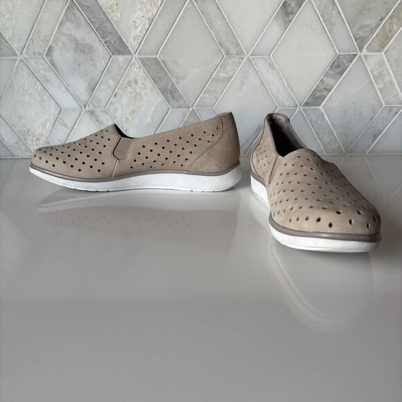 Munro Shoes - Munro Size 7.5M Gray Taupe Suede Perforated Leather Holes Ridley Skipper Nubuck